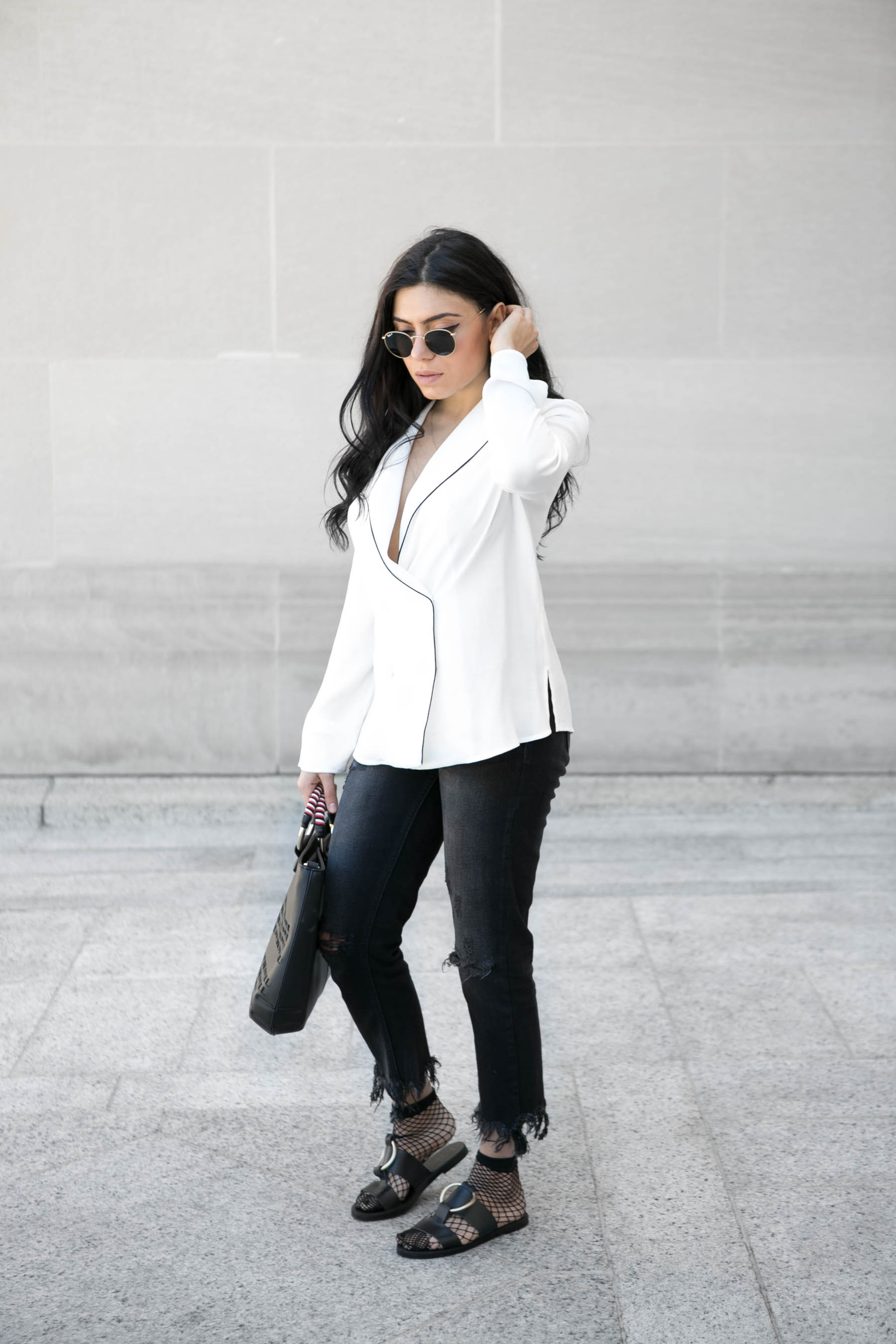 Black and whit outfit, ripped jeans, blazer top